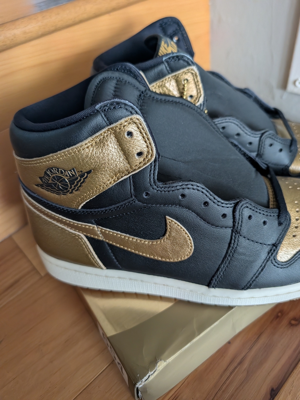 Jordan Air Jordan 1 Retro High OG Black & Gold US 10 Brand New